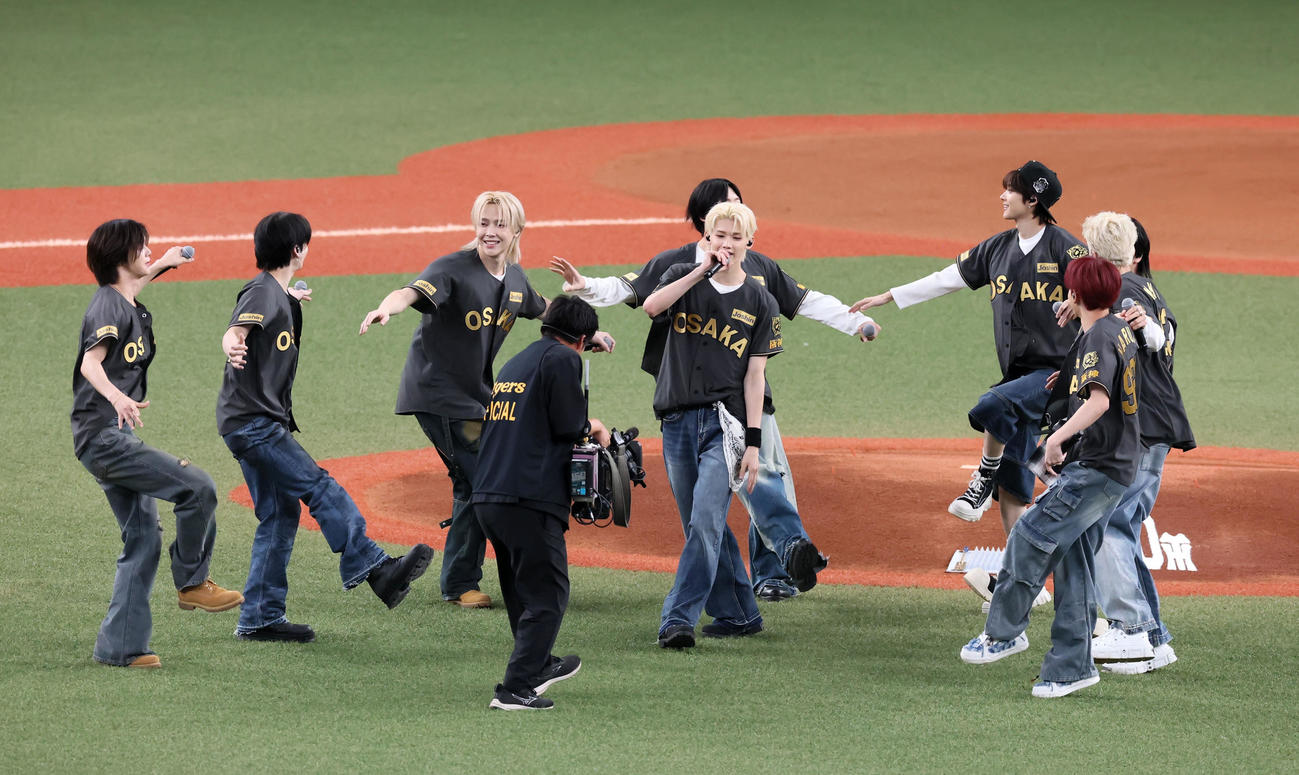阪神対中日　試合前、グラウンドでパフォーマンスを披露する「＆TEAM」（撮影・加藤哉）