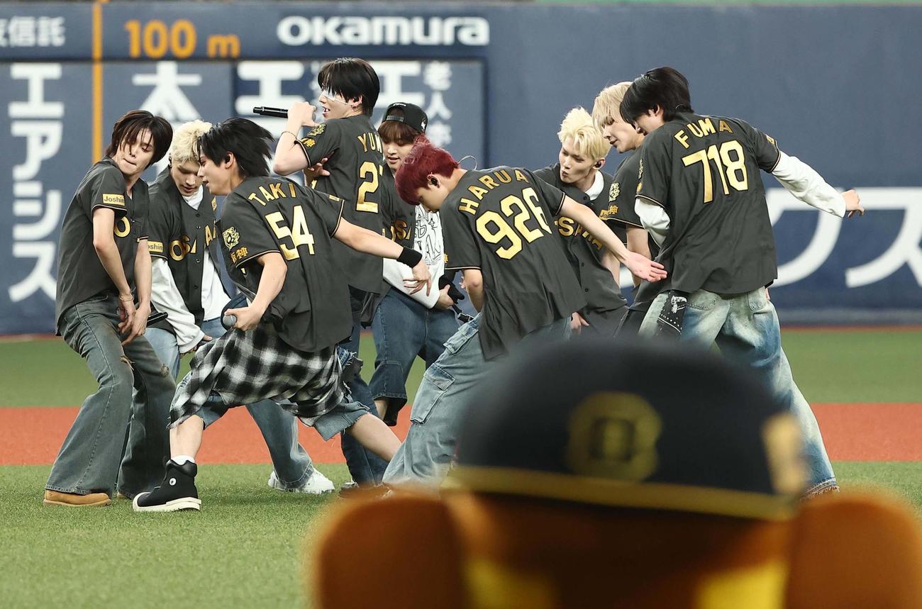 阪神対中日　スタジアムでパフォーマンスをする＆TEAMのメンバー（撮影・上田博志）