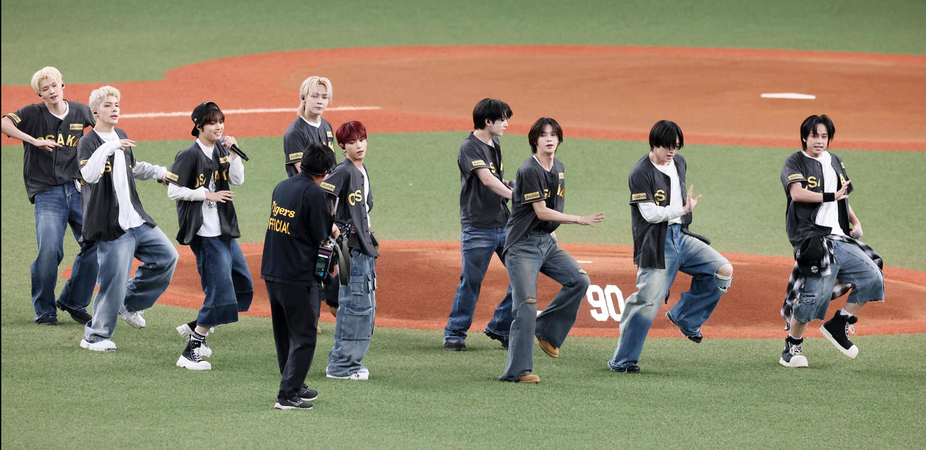 阪神対中日　試合前、グラウンドでパフォーマンスを披露する「＆TEAM」（撮影・加藤哉）