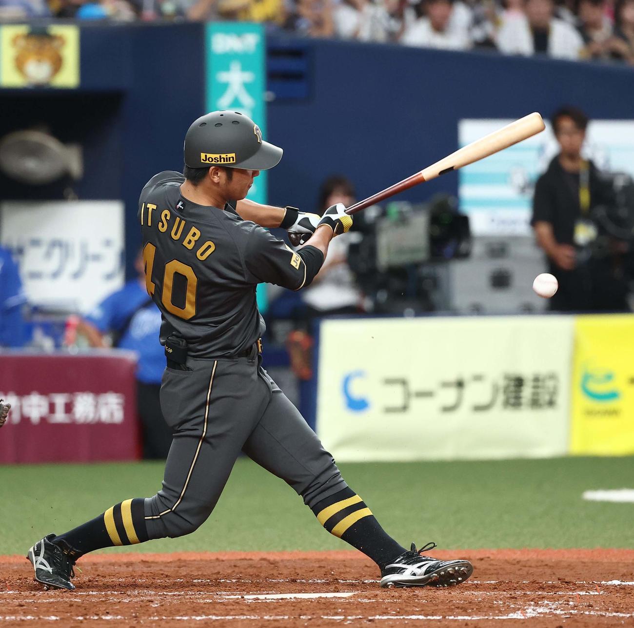 阪神対中日　2回裏阪神1死一、二塁、井坪は三塁へ内野安打を放つ（撮影・上田博志）