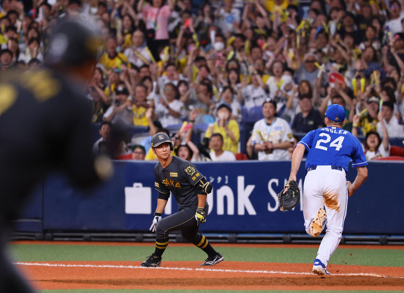 阪神対中日　2回裏阪神1死一、二塁、井坪は三塁内野安打を放ち、相手失策で二塁へ進む。野手ボスラー（撮影・藤尾明華）