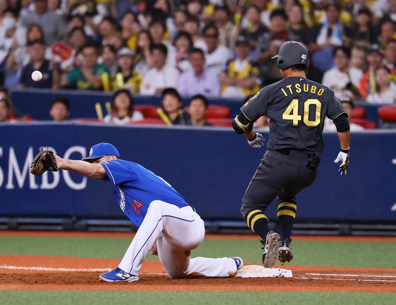 阪神対中日　2回裏阪神1死一、二塁、井坪は三塁内野安打を放ち、相手失策で二塁へ進む。野手ボスラー（撮影・藤尾明華）