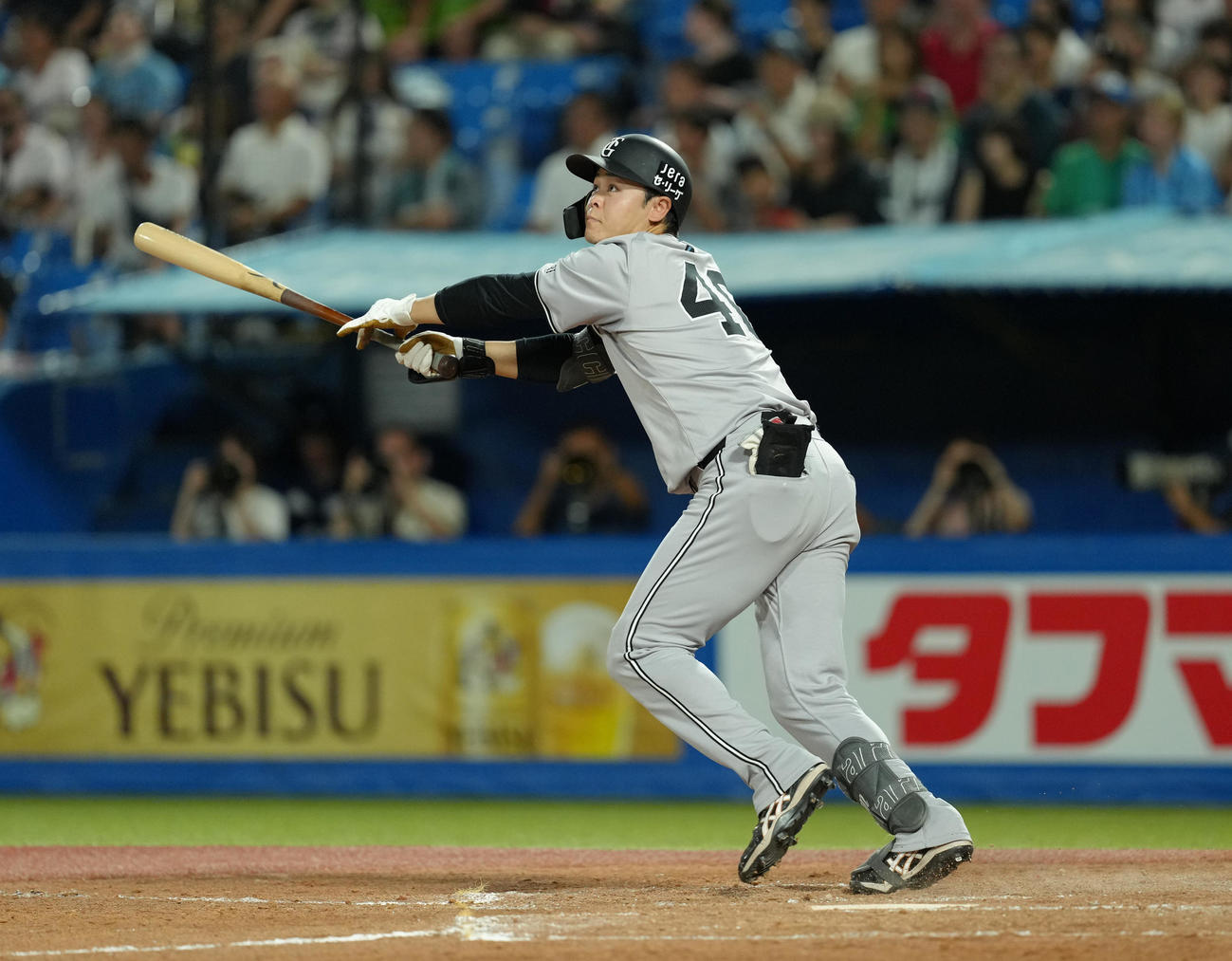 ヤクルト対巨人　3回表巨人2死三塁、左越えに2打席連続となる2点本塁打を放つ中山（撮影・菅敏）