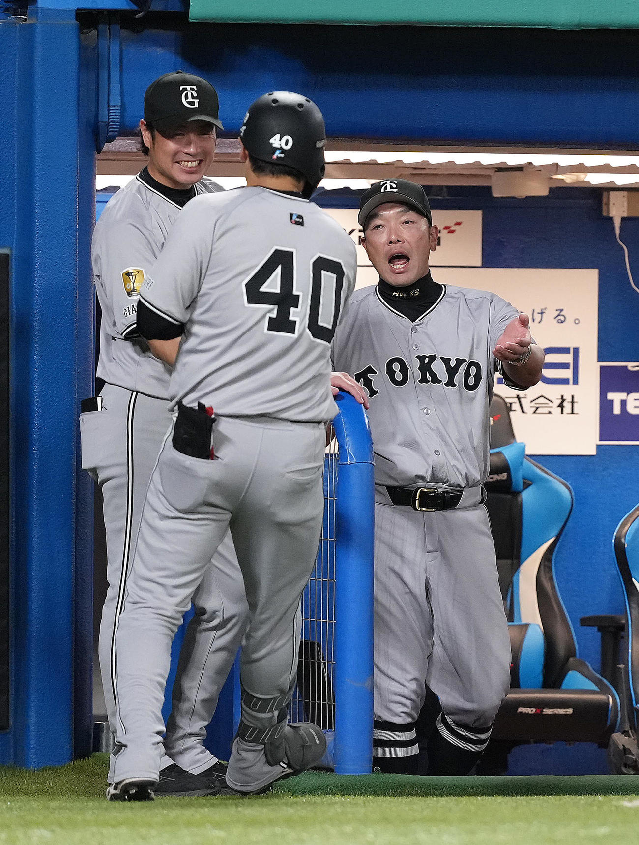 ヤクルト対巨人　3回表巨人2死三塁、中山（中央）は2打席連続となる2点本塁打を放ち阿部監督（右）らにタッチで迎えられる（撮影・足立雅史）
