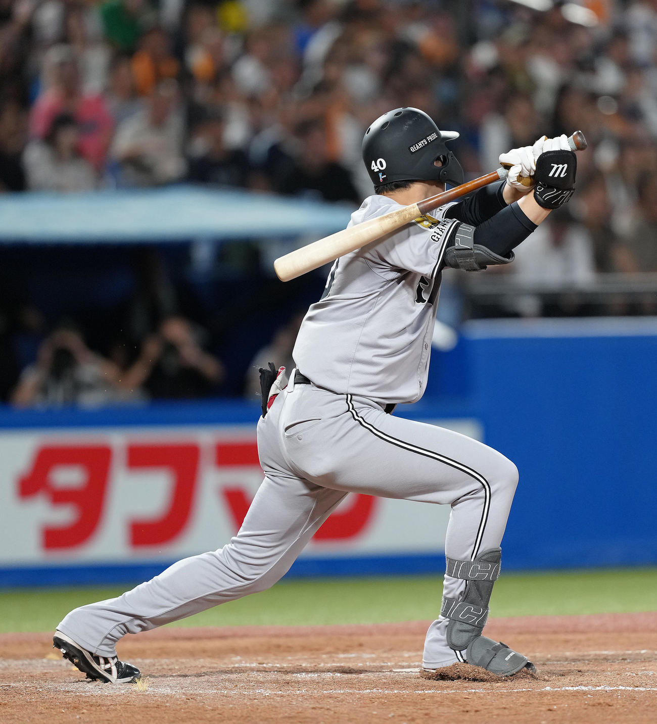 ヤクルト対巨人　3回表巨人2死三塁、中山は2打席連続となる2点本塁打を放つ（撮影・足立雅史）
