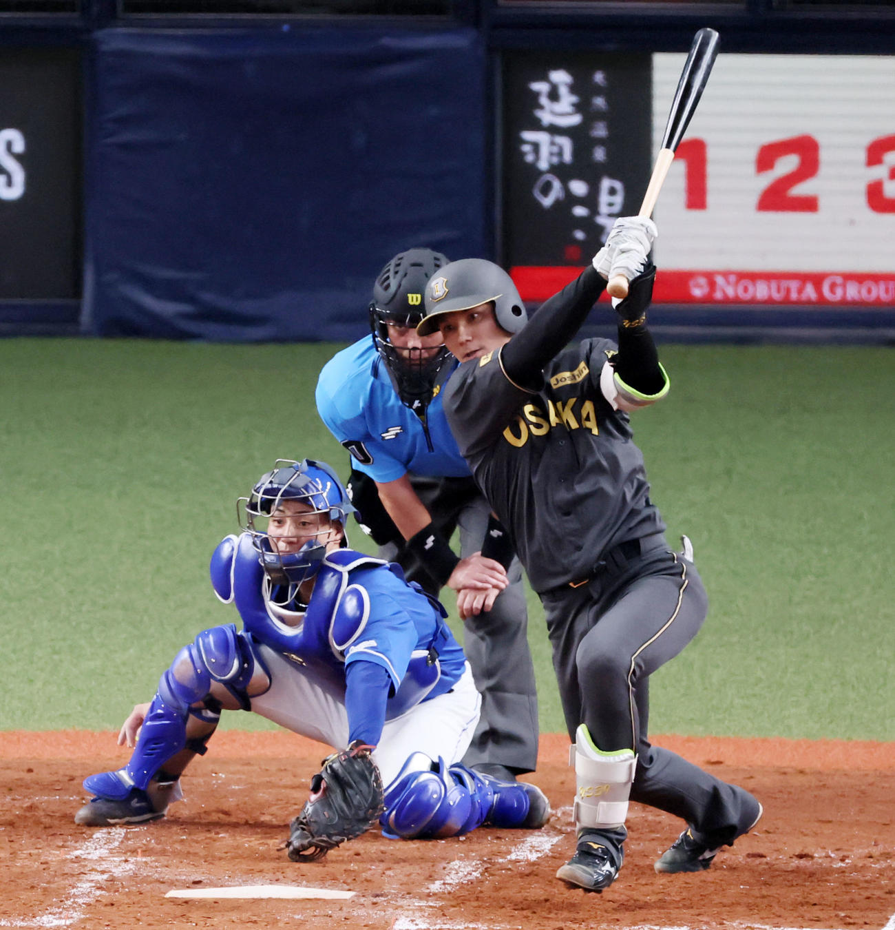 阪神対中日　2回裏阪神1死一、二塁、栄枝は右前適時打を放つ（撮影・加藤哉）