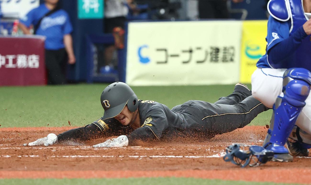 阪神対中日　2回裏阪神1死一、二塁、井坪の内野安打とチェイビスの悪送球で生還する栄枝（撮影・上田博志）