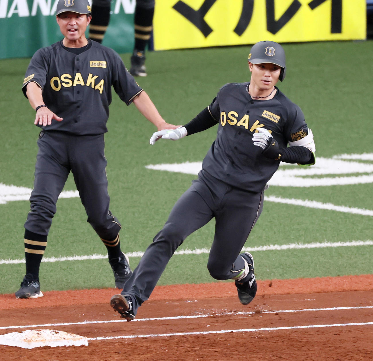 阪神対中日　2回裏阪神1死一、二塁、栄枝は右前適時打を放つ（撮影・加藤哉）