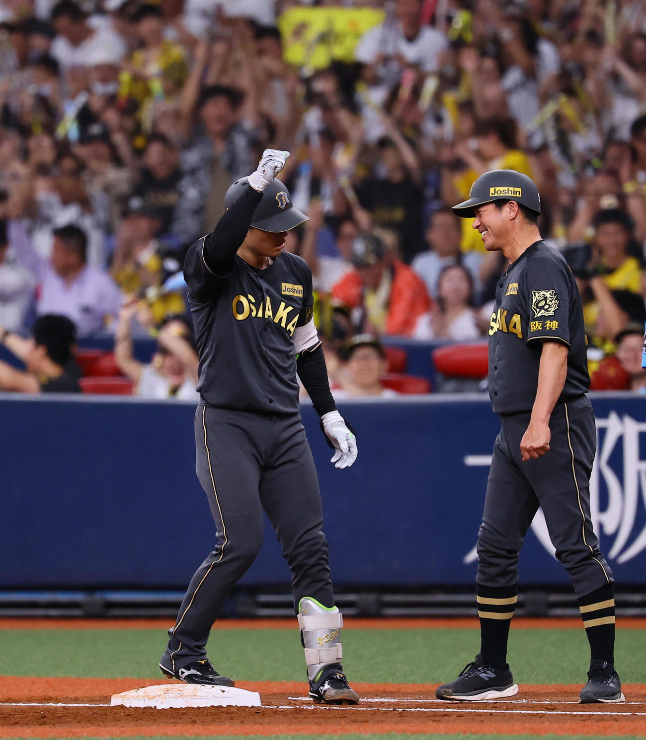 阪神対中日　2回裏阪神1死一、二塁、栄枝は右前に適時打を放ちガッツポーズをする（撮影・藤尾明華）
