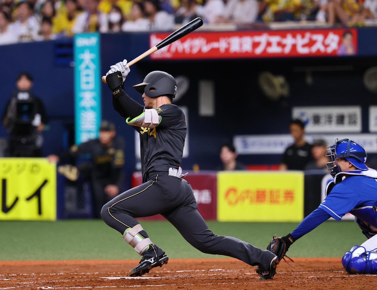 阪神対中日　2回裏阪神1死一、二塁、栄枝は右前に適時打を放つ（撮影・藤尾明華）