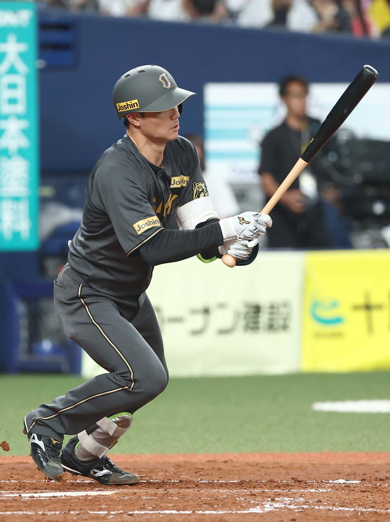 阪神対中日　2回裏阪神1死一、二塁、栄枝は同点適時打を放つ（撮影・上田博志）