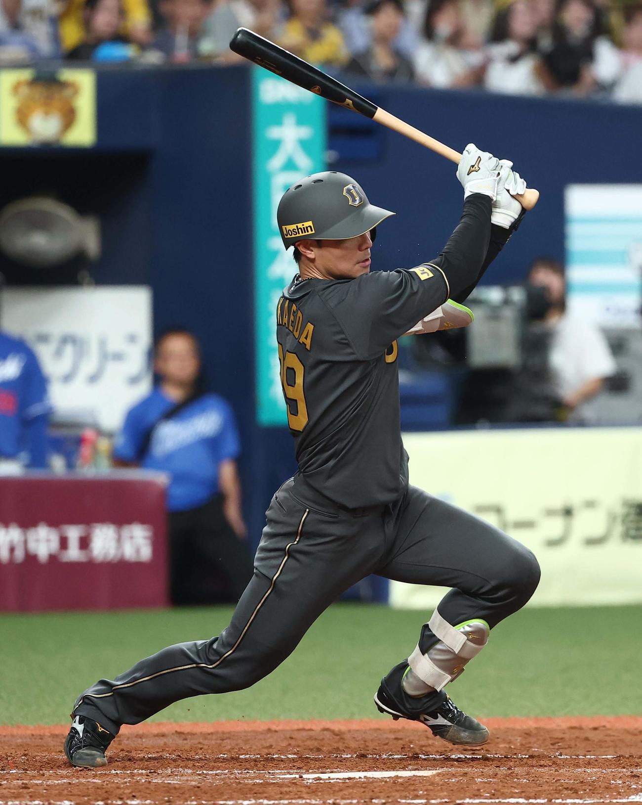 阪神対中日　2回裏阪神1死一、二塁、栄枝は同点適時打を放つ（撮影・上田博志）