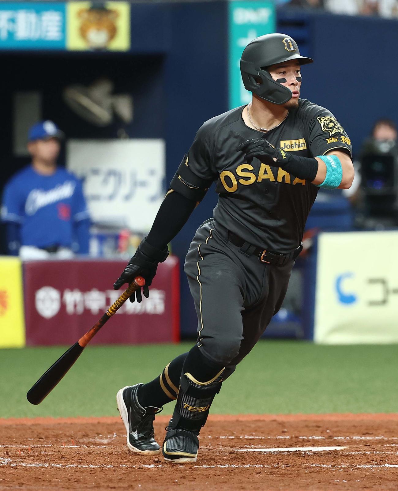 阪神対中日　3回裏阪神2死一塁、佐藤輝は安打を放つ（撮影・上田博志）