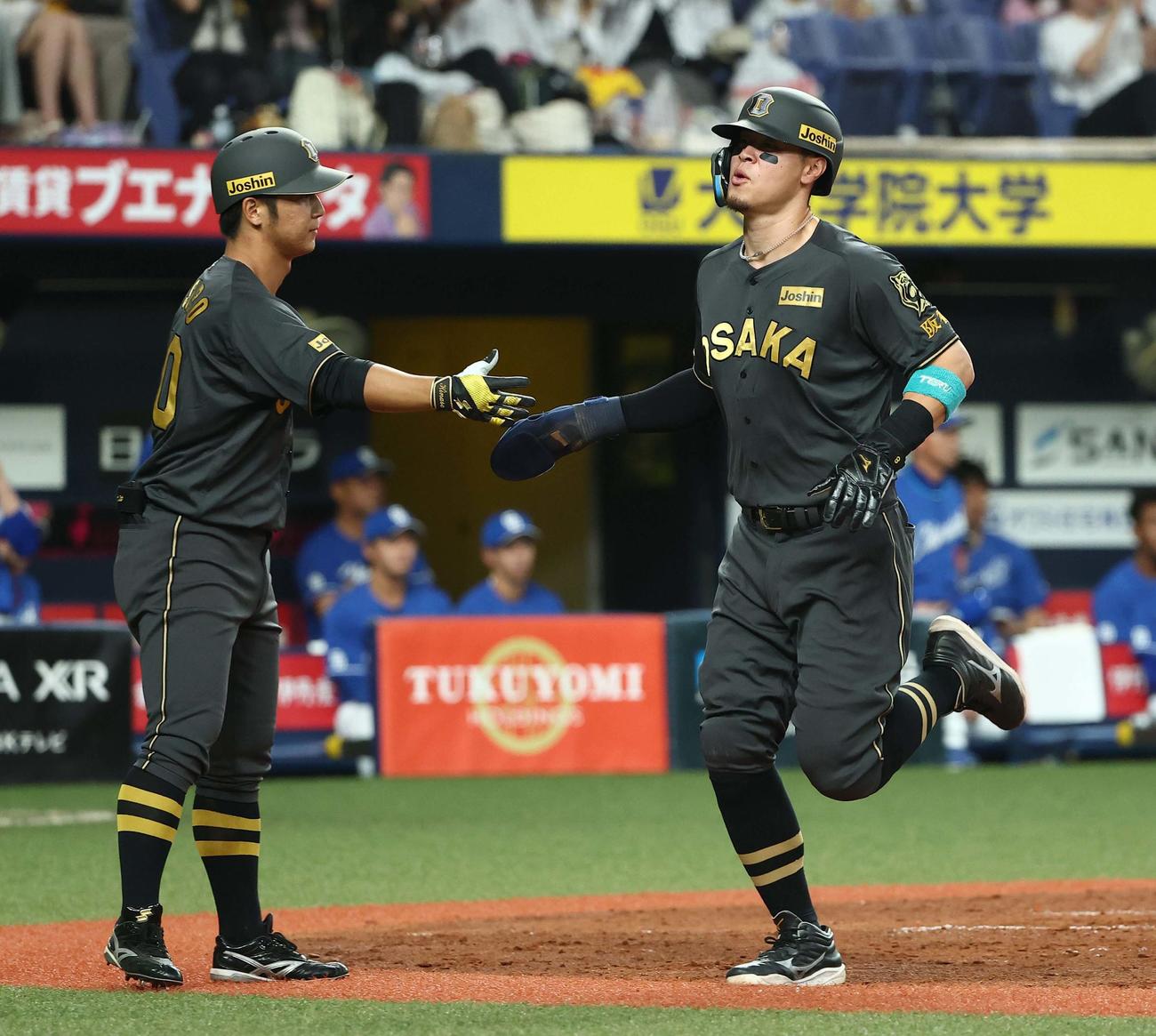 阪神対中日　2回裏阪神1死一、二塁、佐藤輝（右）は栄枝の同点適時打で生還する（撮影・上田博志）