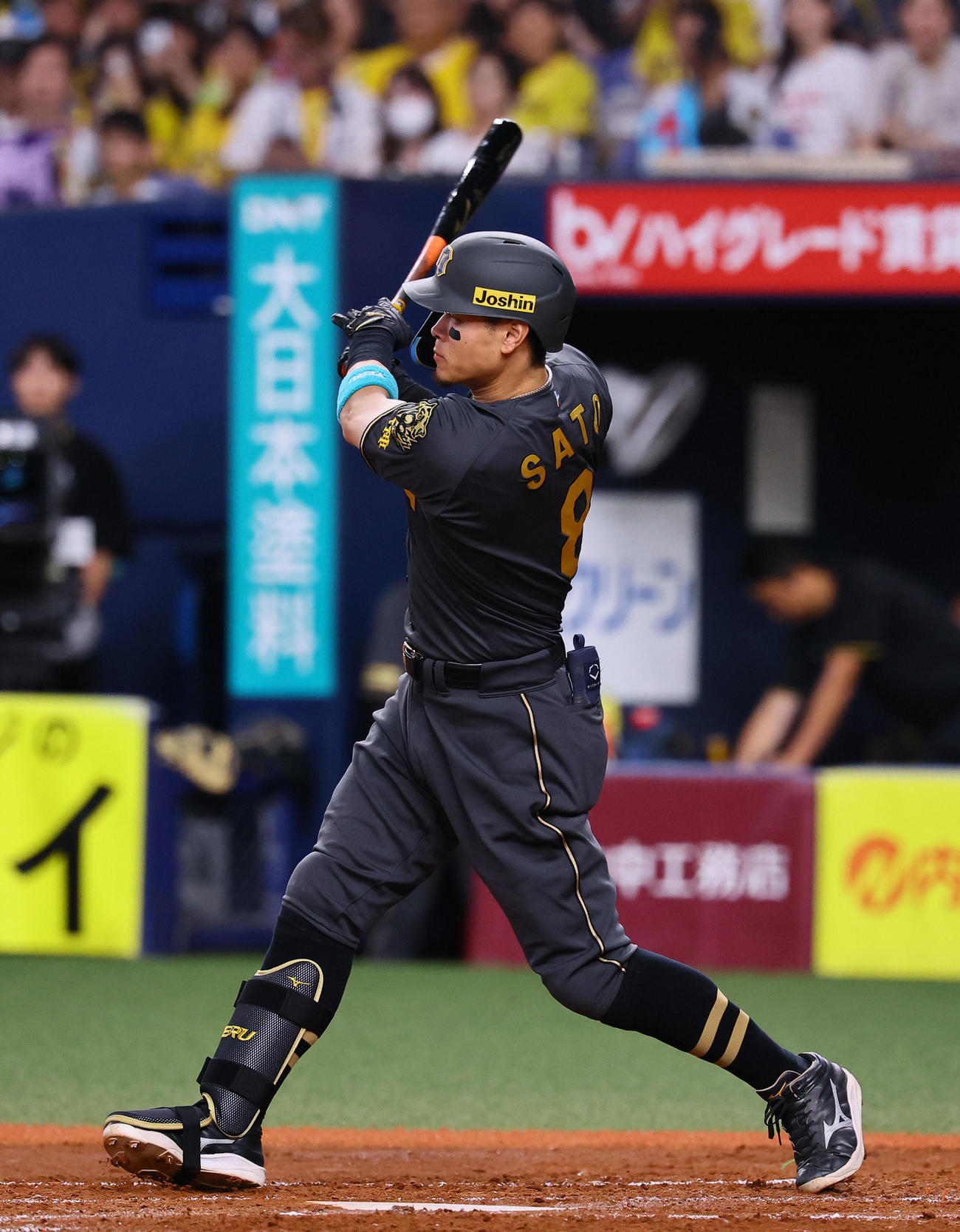 阪神対中日　2回裏阪神無死、佐藤輝は右前打を放つ（撮影・藤尾明華）