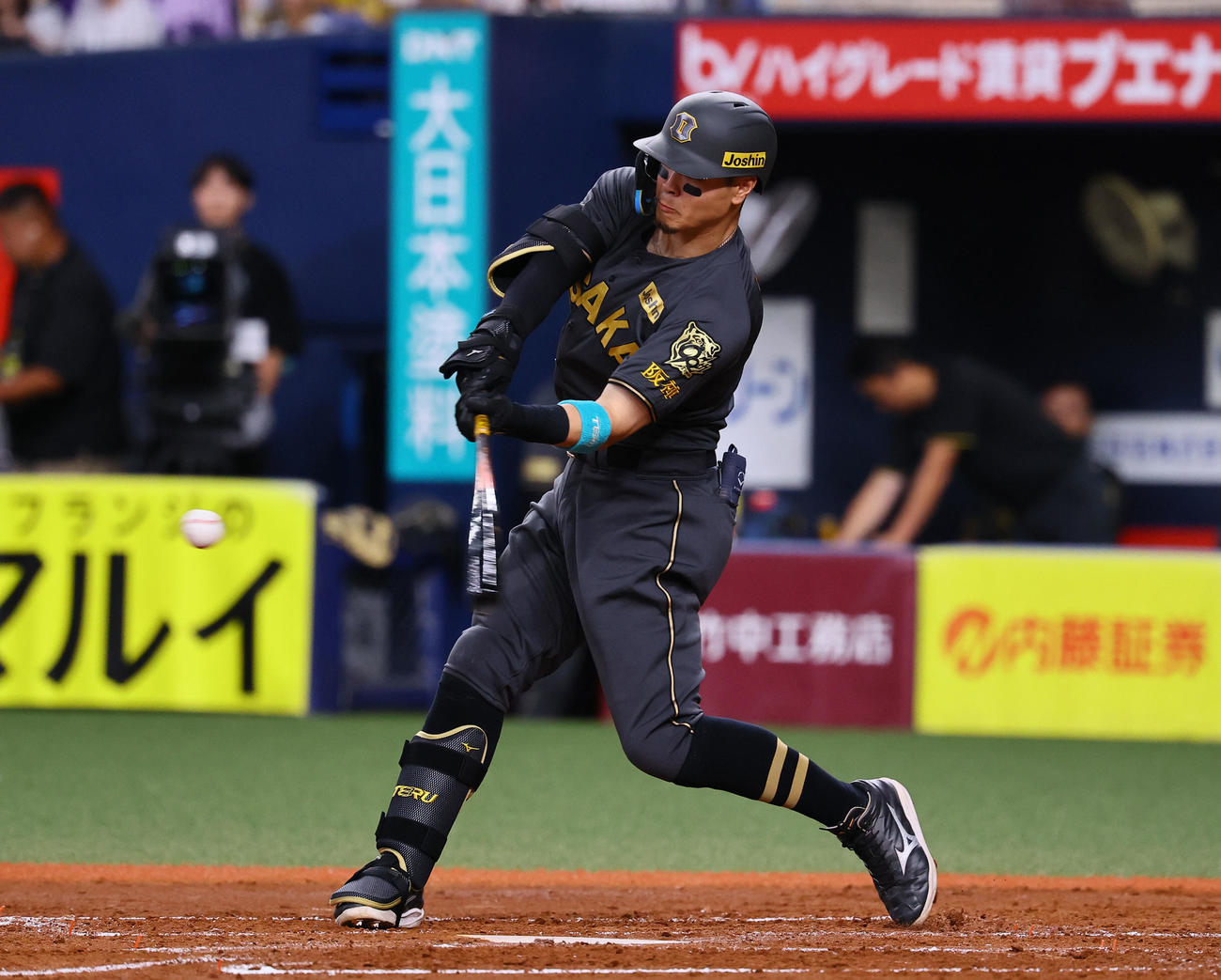 阪神対中日　2回裏阪神無死、佐藤輝は右前打を放つ（撮影・藤尾明華）