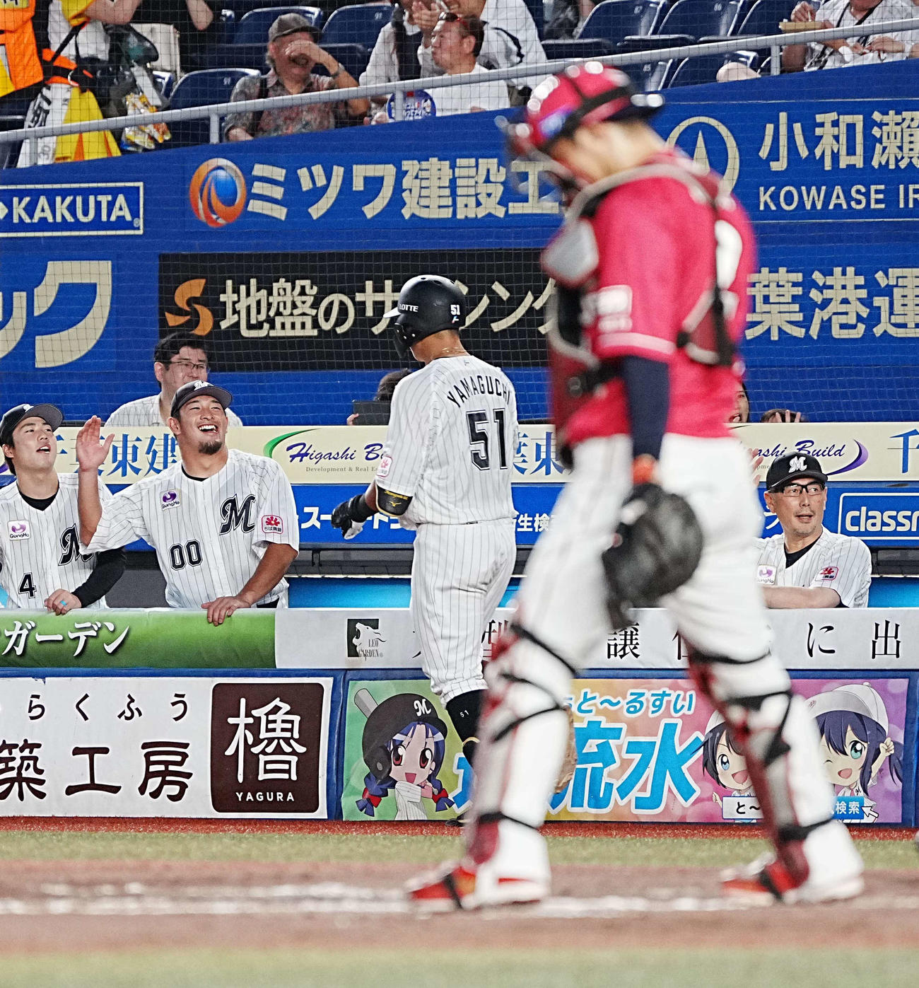 ロッテ対楽天　2回裏ロッテ無死二塁、山口（中央）は中越えに同点2点本塁打を放ちベンチのナインの祝福を受ける（撮影・小沢裕）