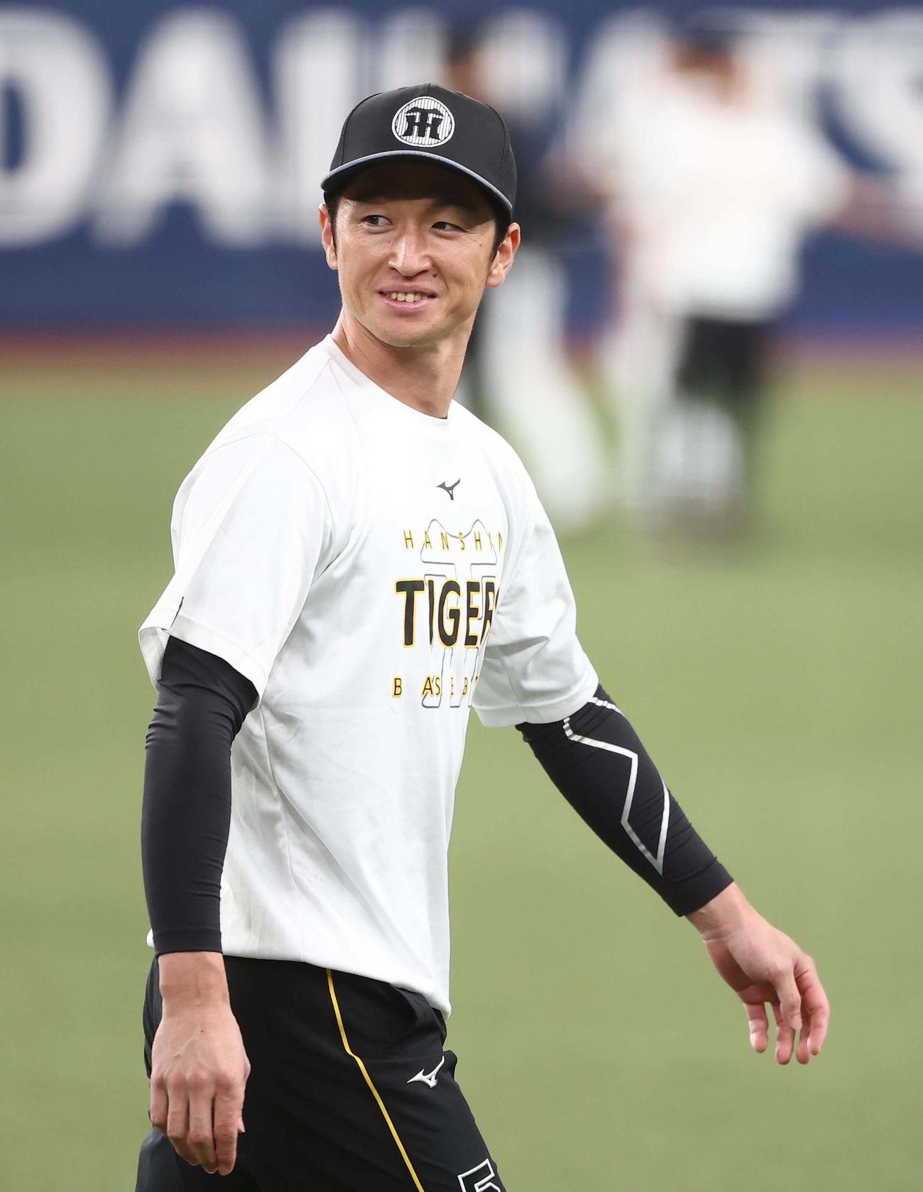阪神対中日　グラウンドに笑顔を見せながら入る近本（撮影・上田博志）