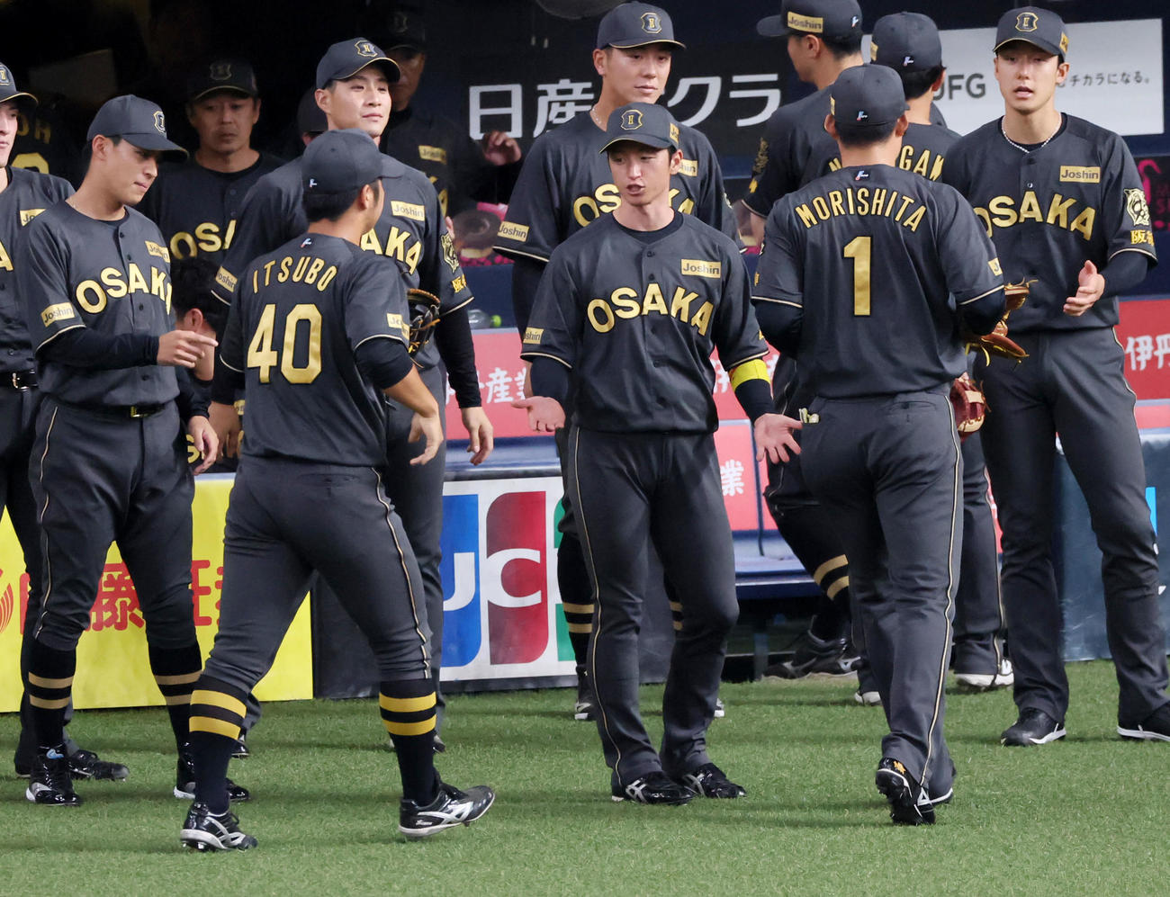 阪神対中日　1回表を終えベンチ前でナインを迎える近本（撮影・加藤哉）