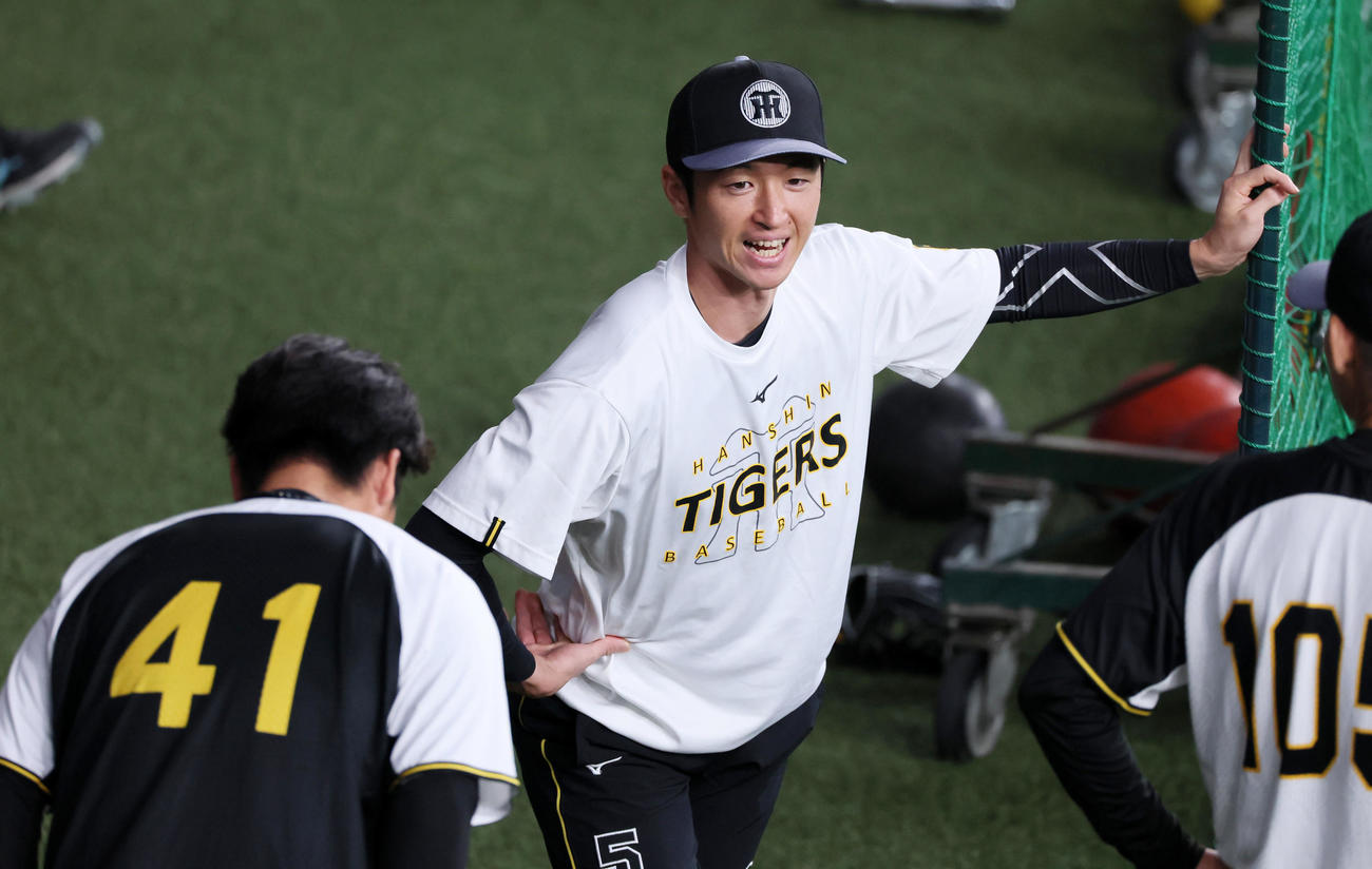 阪神対中日　練習中、リラックスした表情を見せる近本。左は村上（撮影・加藤哉）
