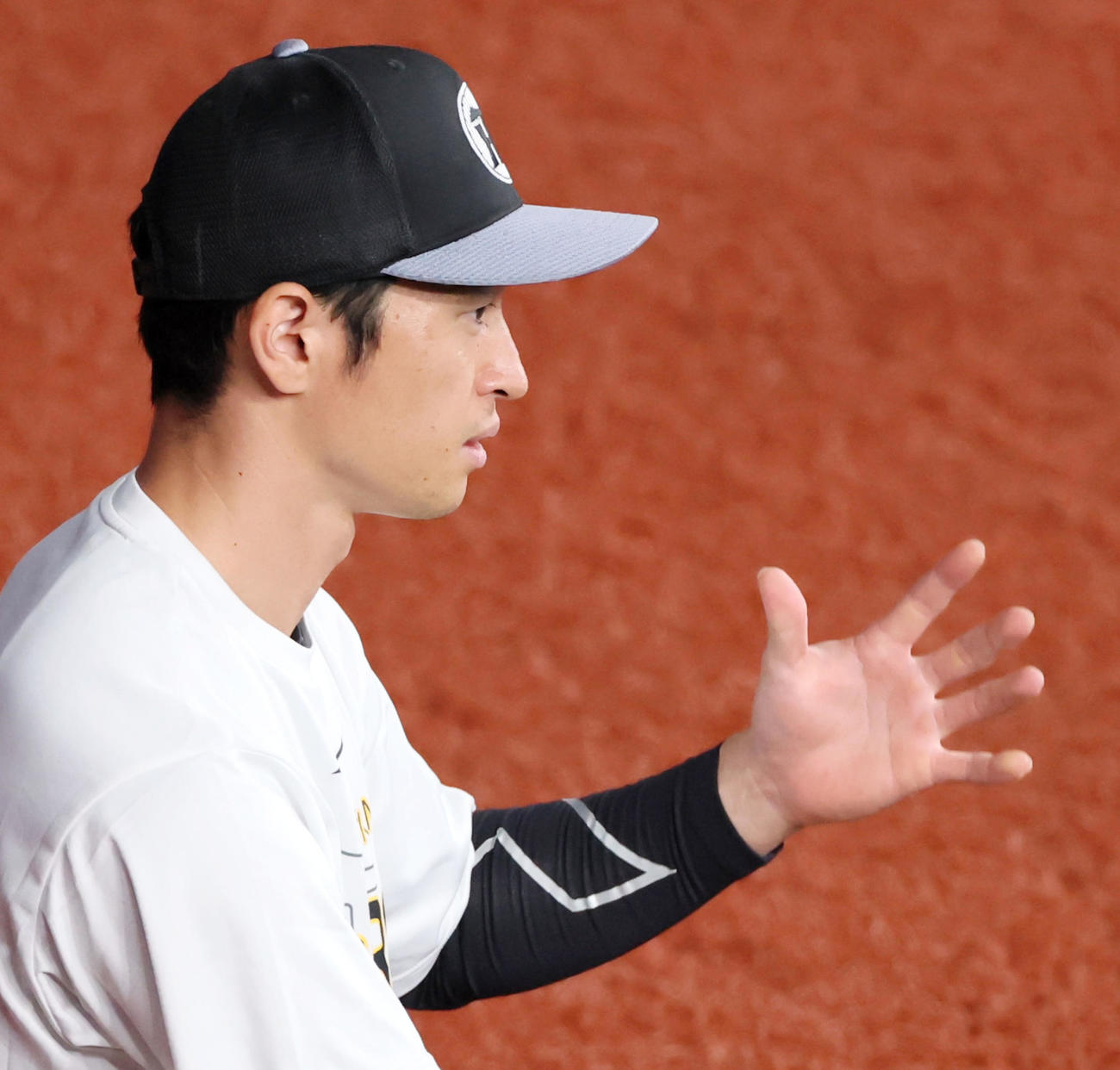 阪神対中日　ウオーミングアップする近本（撮影・加藤哉）