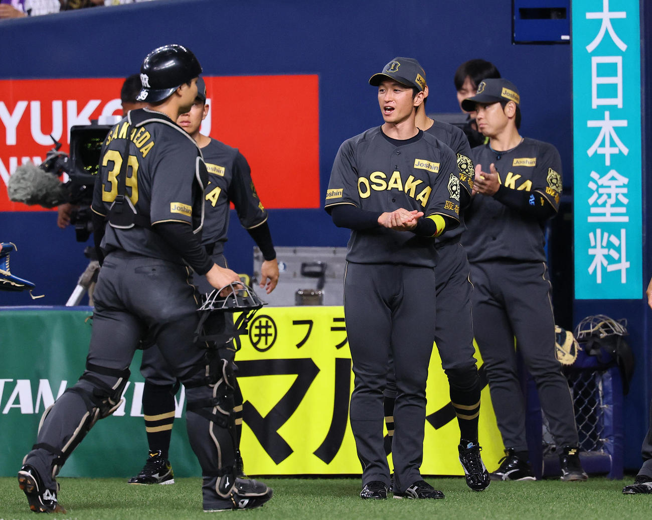 阪神対中日　1回、ナインを出迎える阪神近本（中央）（撮影・藤尾明華）