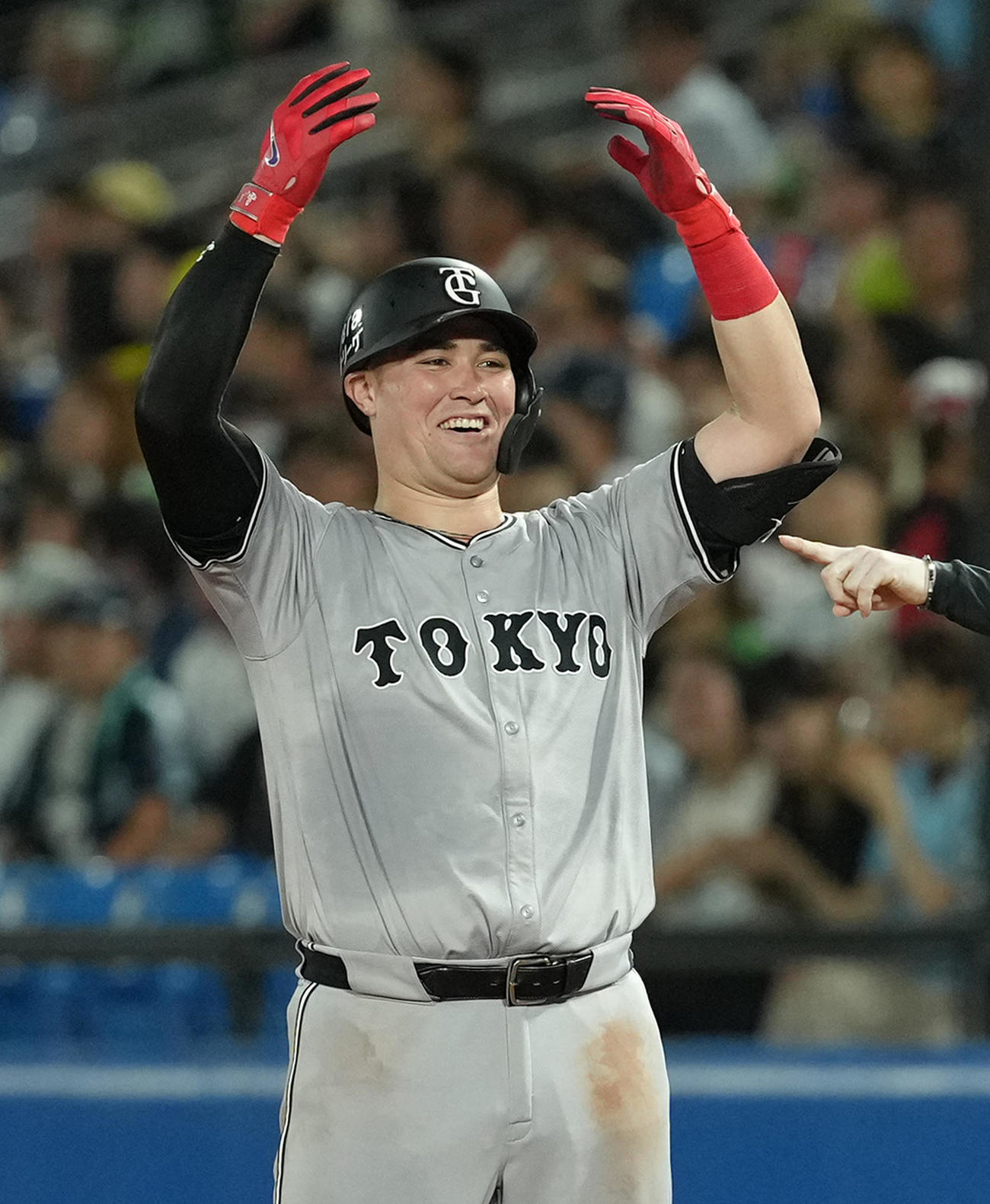 ヤクルト対巨人　5回表巨人1死二、三塁、中前に2点適時打を放ち、笑顔でポーズをとるリチャード（撮影・菅敏）