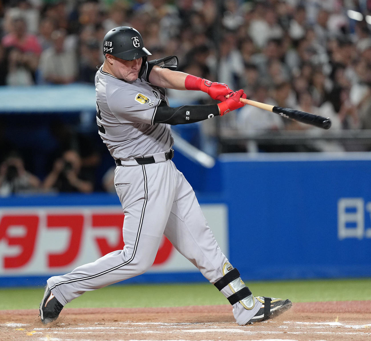 ヤクルト対巨人　6回表巨人2死満塁、リチャードは中越え満塁本塁打を放つ（撮影・足立雅史）