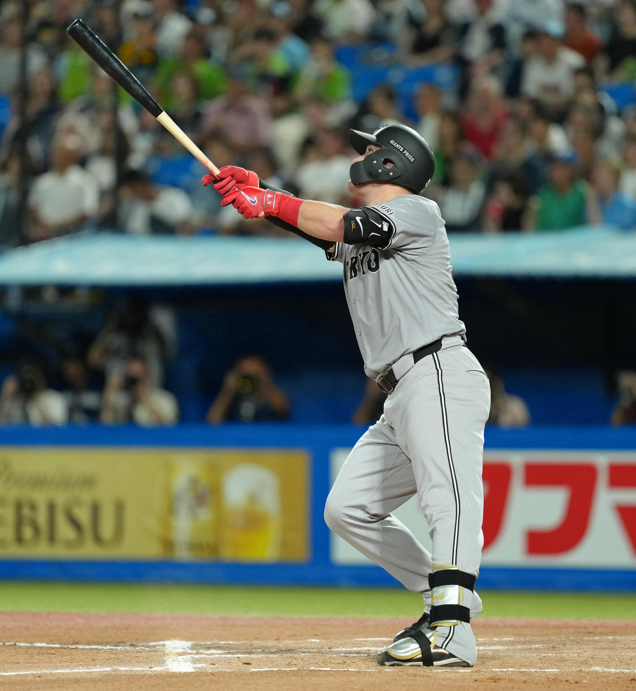 ヤクルト対巨人　6回表巨人2死満塁、中越えに満塁本塁打を放つリチャード（撮影・菅敏）
