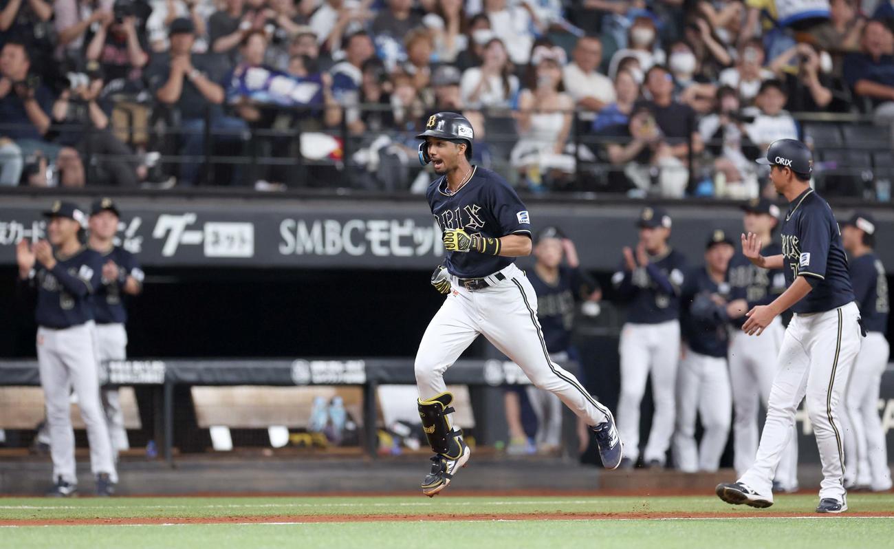 日本ハム対オリックス　5回表オリックス1死満塁、右越え満塁本塁打を放ち叫ぶ宗（撮影・黒川智章）