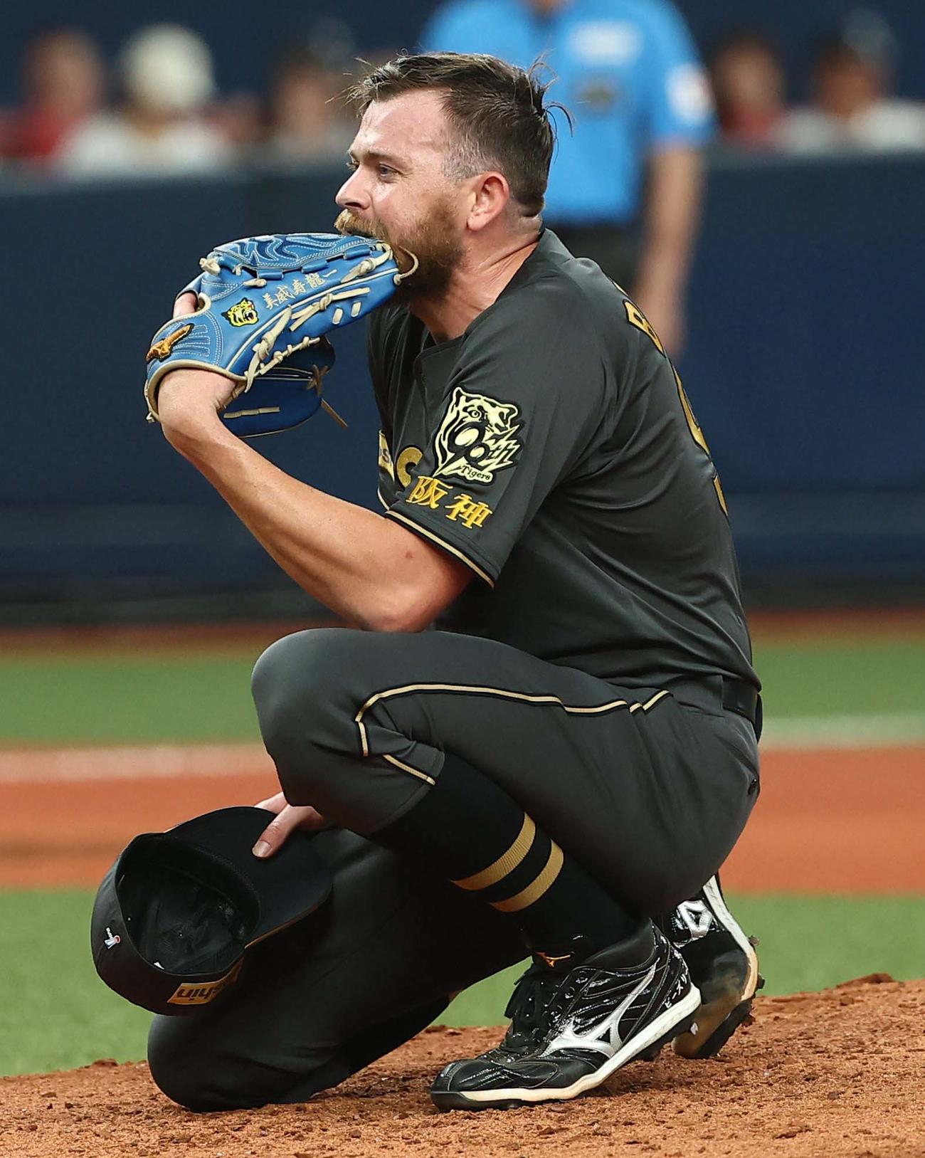 阪神対中日　4回表中日2死、マラーに死球を与えたビーズリーはグラブをかむ（撮影・上田博志）