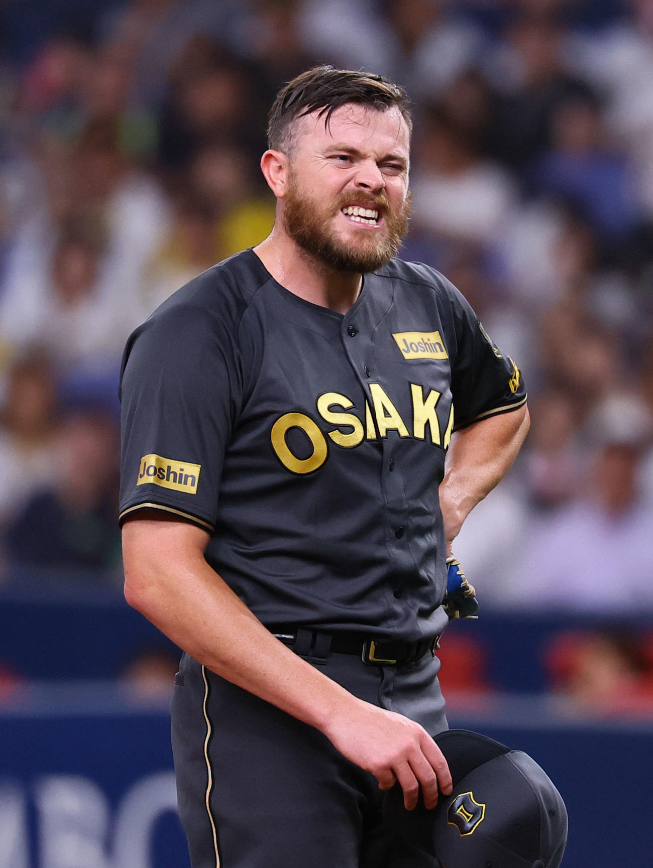 阪神対中日　4回表中日2死、マラーに死球を与え、厳しい表情を見せるビーズリー（撮影・藤尾明華）