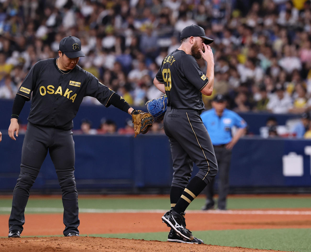 阪神対中日　5回表途中、降板する阪神ビーズリー（撮影・藤尾明華）