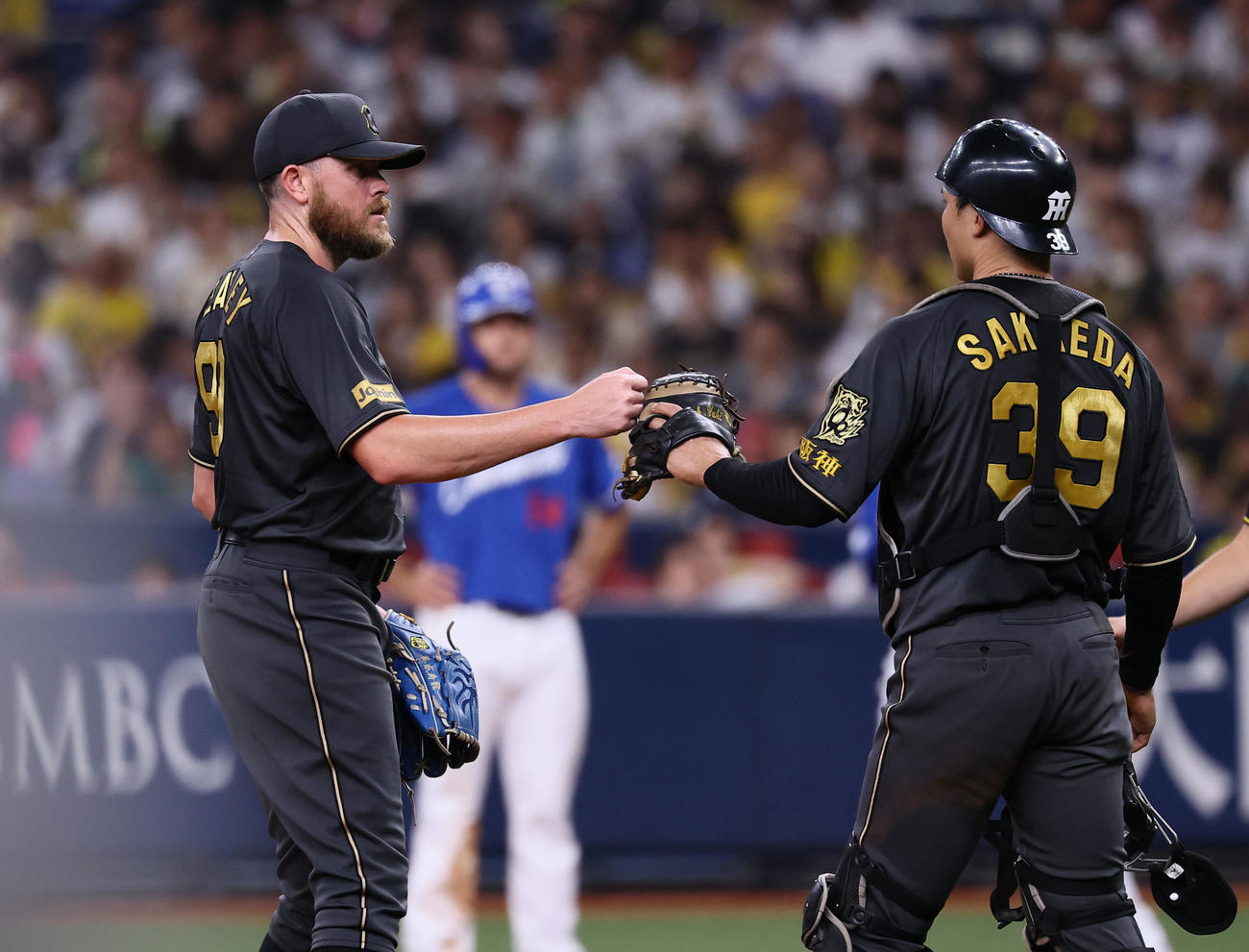 阪神対中日　5回表途中、降板を告げられ栄枝とグータッチを交わす阪神ビーズリー（撮影・藤尾明華）