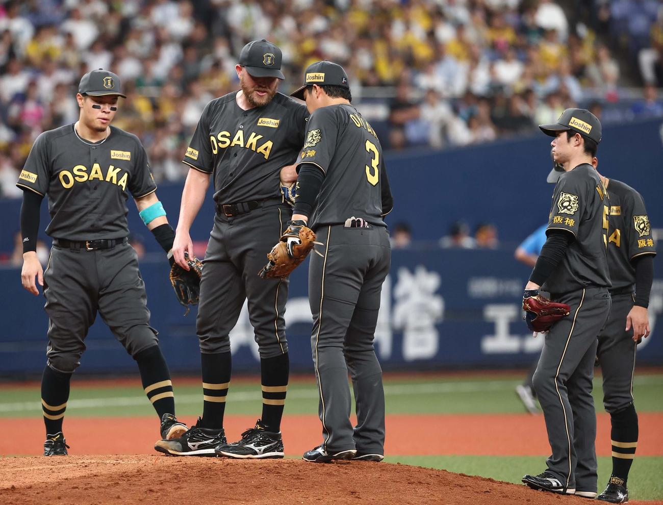 阪神対中日　ビーズリー（左から2人目）は5回途中で降板する（撮影・上田博志）