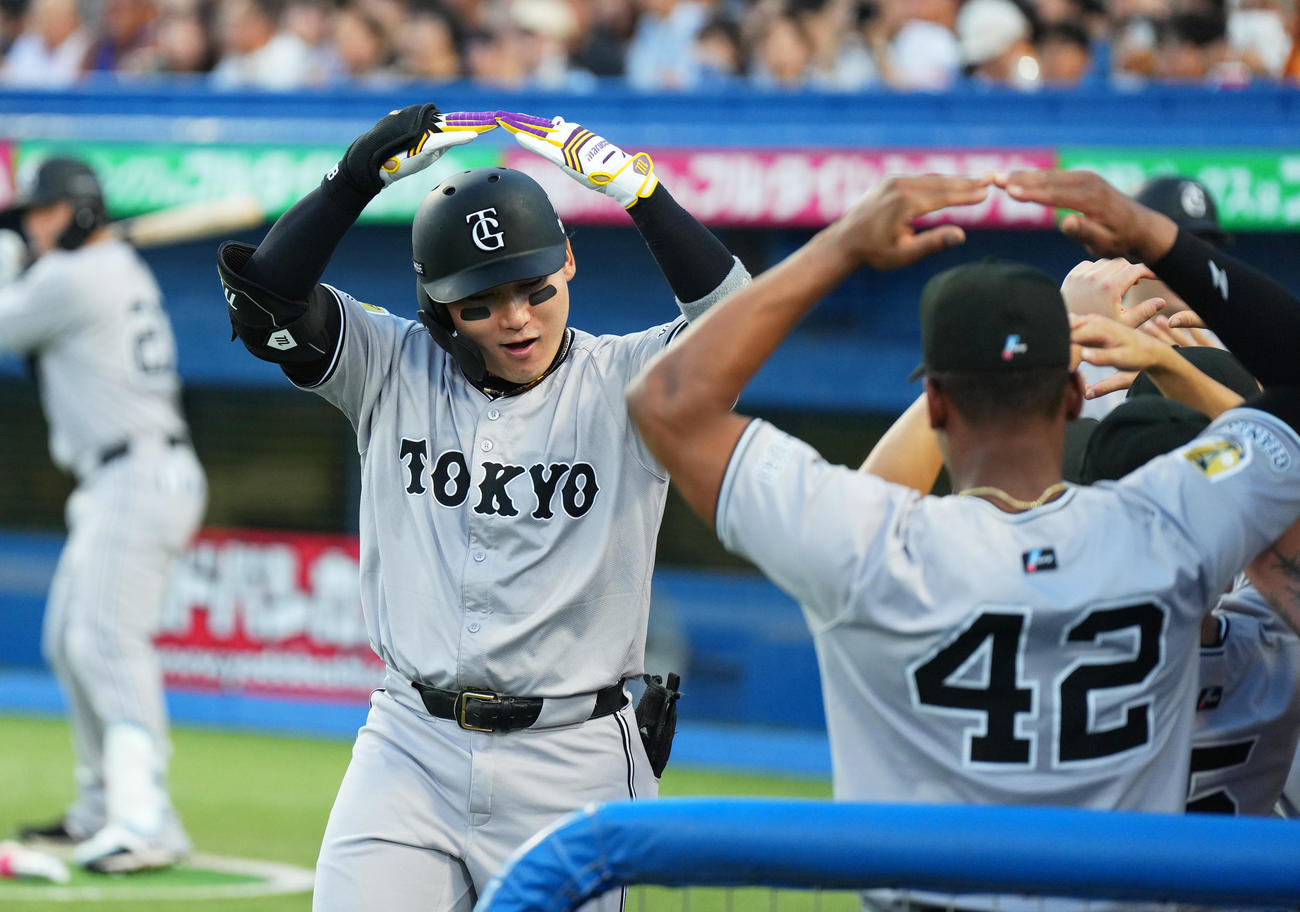 ヤクルト対巨人　1回表巨人1死二塁、右越えに先制の2点本塁打を放ち、ポーズをとる丸（左）（撮影・菅敏）