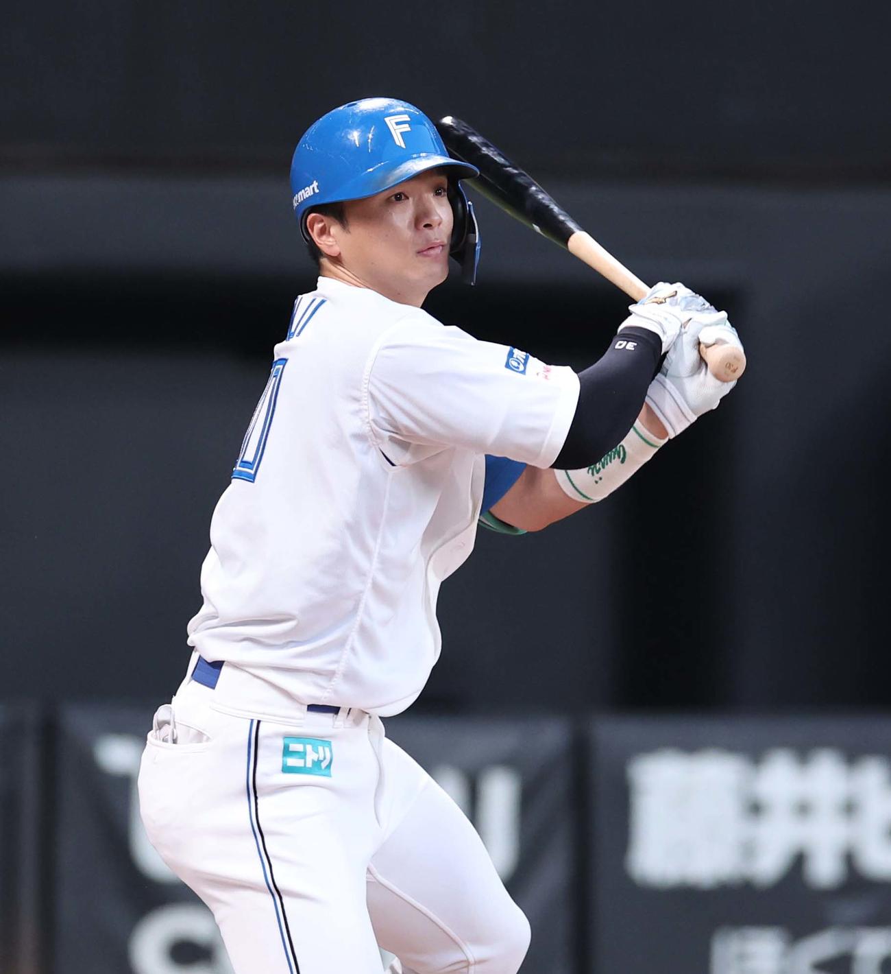 日本ハム対オリックス　1回裏日本ハム2死二塁、右前適時打を放つ郡司（撮影・黒川智章）
