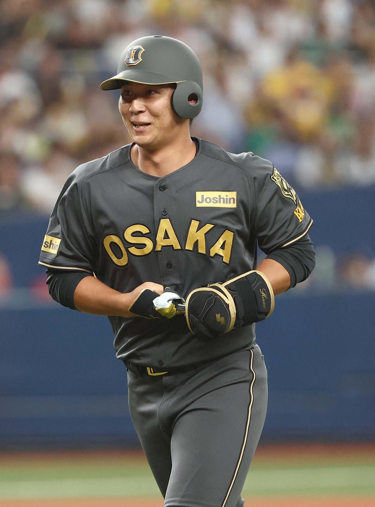 阪神対中日　2回裏阪神1死一、二塁、内野安打を放った井坪は笑顔を見せる（撮影・上田博志）