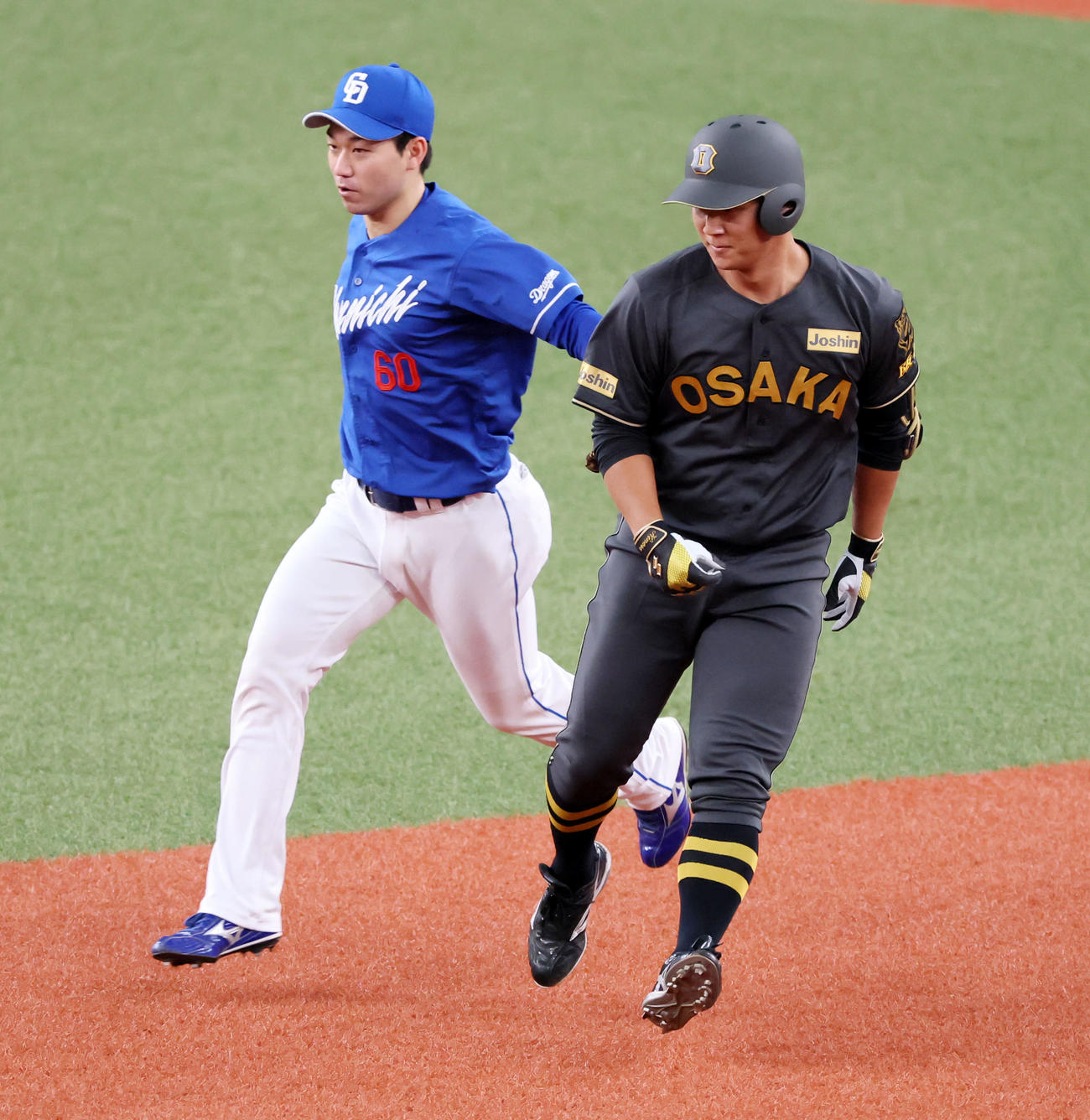阪神対中日　2回裏阪神1死一、二塁、井坪は三塁内野安打を放つが二、三塁間で走塁死。野手山本（撮影・加藤哉）