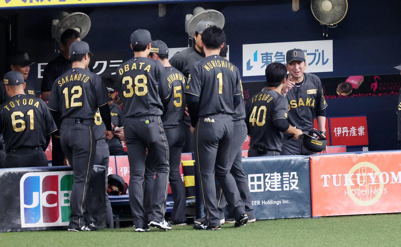 阪神対中日　2回裏阪神1死一、二塁、井坪は三塁内野安打を放つが二、三塁間で走塁死となり、ベンチへ戻ると藤川監督（右）から直接アドバイスを受ける（撮影・加藤哉）
