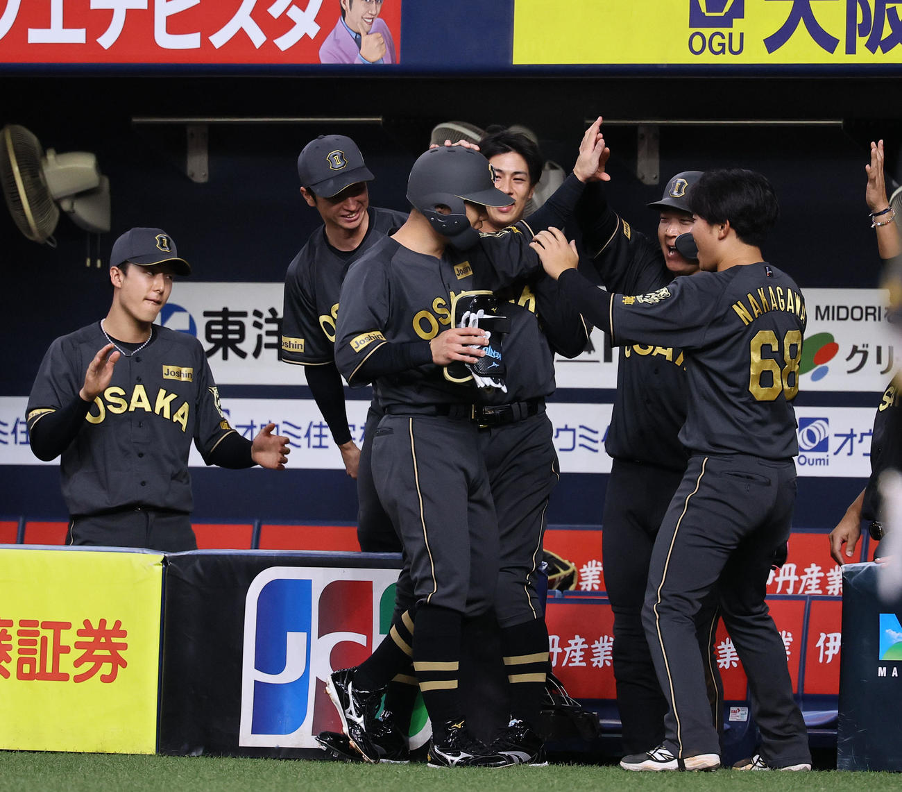 阪神対中日　6回裏阪神2死一、三塁、右前に勝ち越し適時打を放った代打糸原は、ベンチのナインに迎えられる（撮影・藤尾明華）
