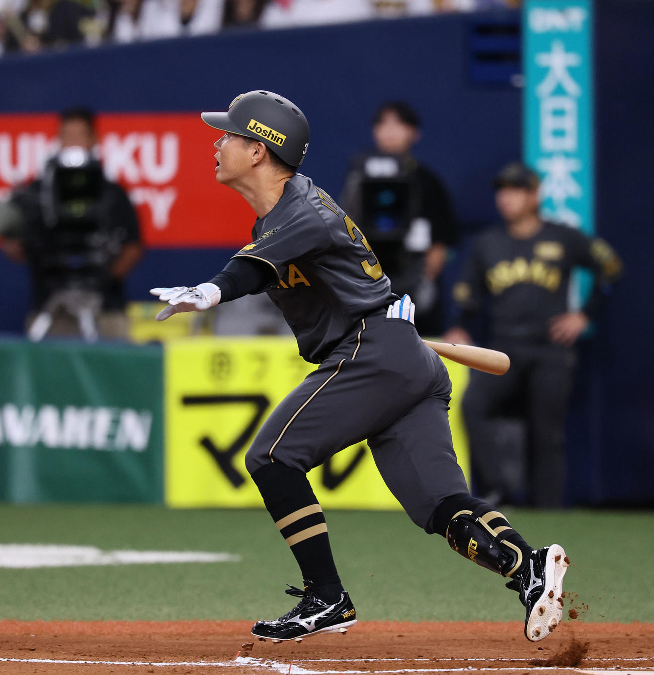 阪神対中日　6回裏阪神2死一、三塁、代打糸原は右前に勝ち越し適時打を放つ（撮影・藤尾明華）