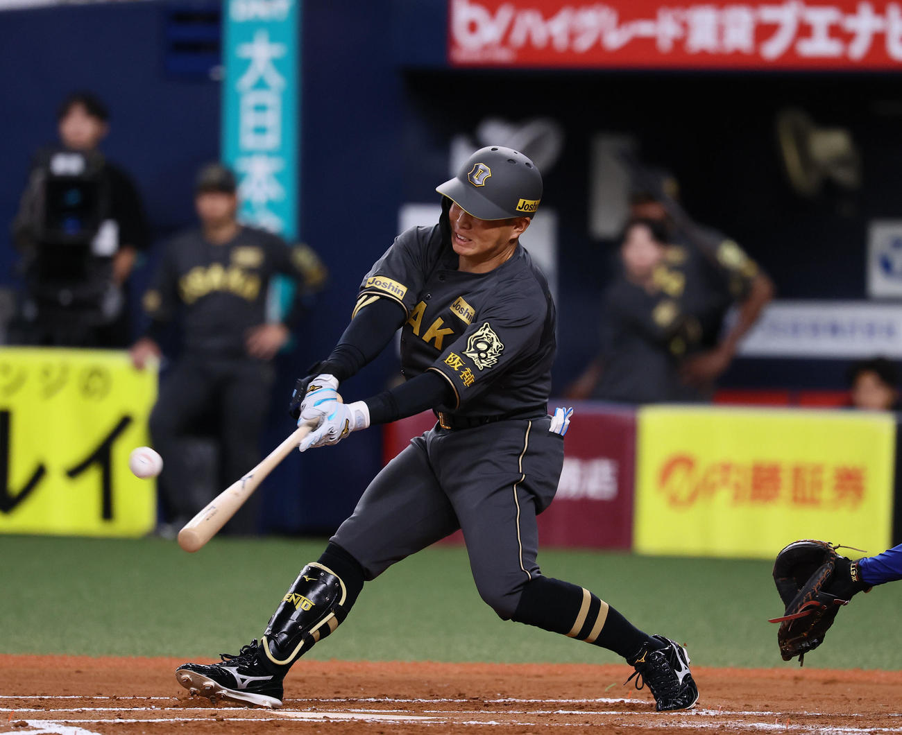阪神対中日　6回裏阪神2死一、三塁、代打糸原は右前に勝ち越し適時打を放つ（撮影・藤尾明華）