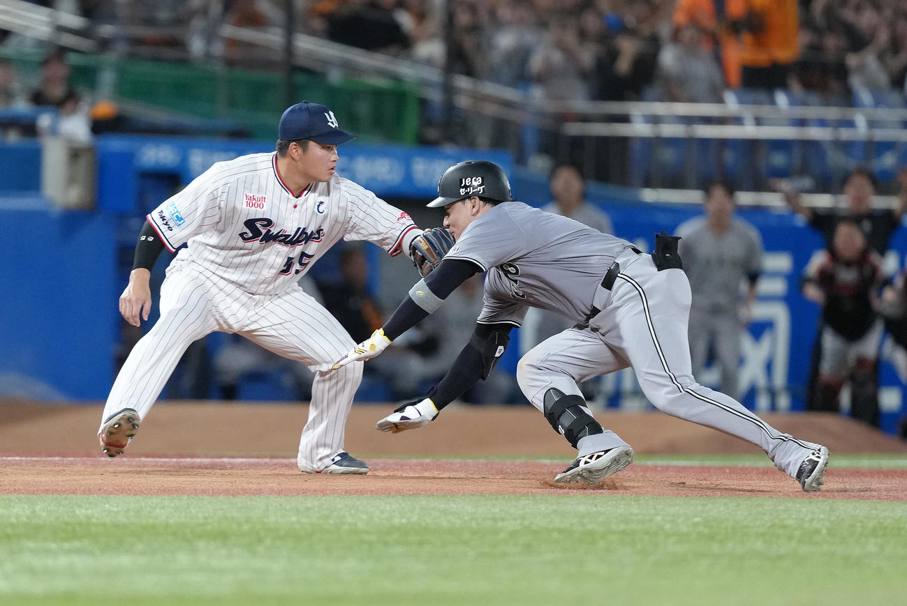 ヤクルト対巨人　7回表巨人1死三塁、丸（右）は右適時三塁打を放ちサイクル安打を達成する。三塁手村上（撮影・足立雅史）