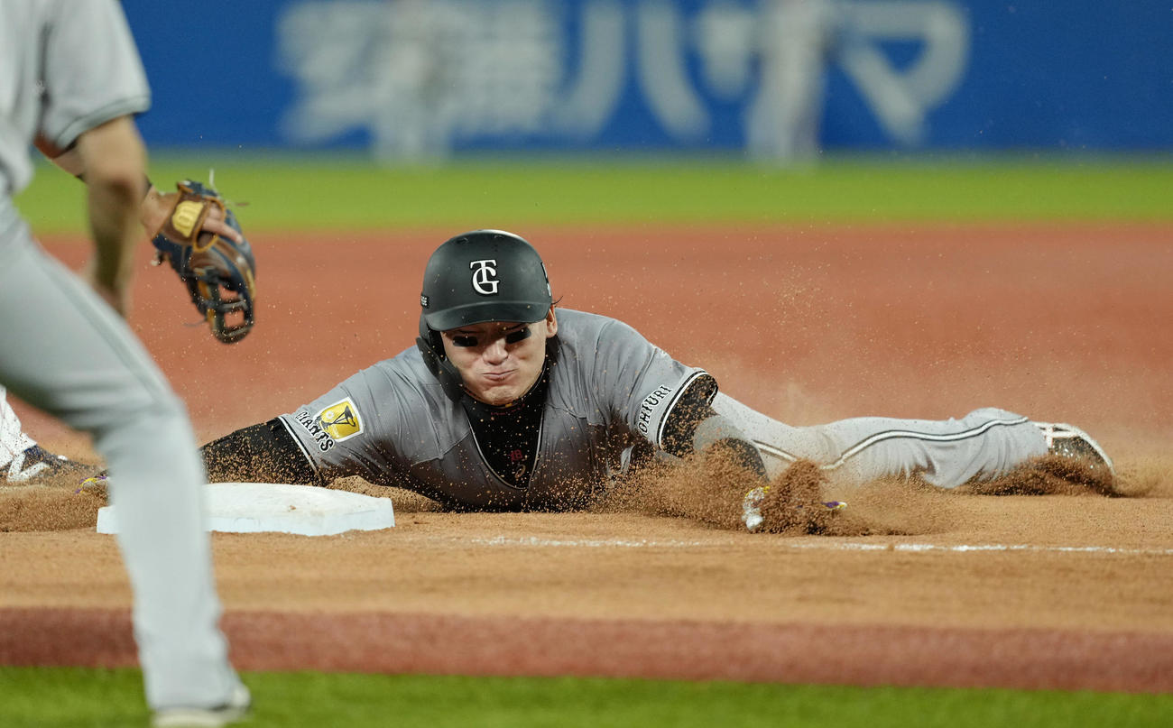 ヤクルト対巨人　7回表巨人1死三塁、右適時三塁打を放ち、サイクル安打を達成させる丸（撮影・菅敏）