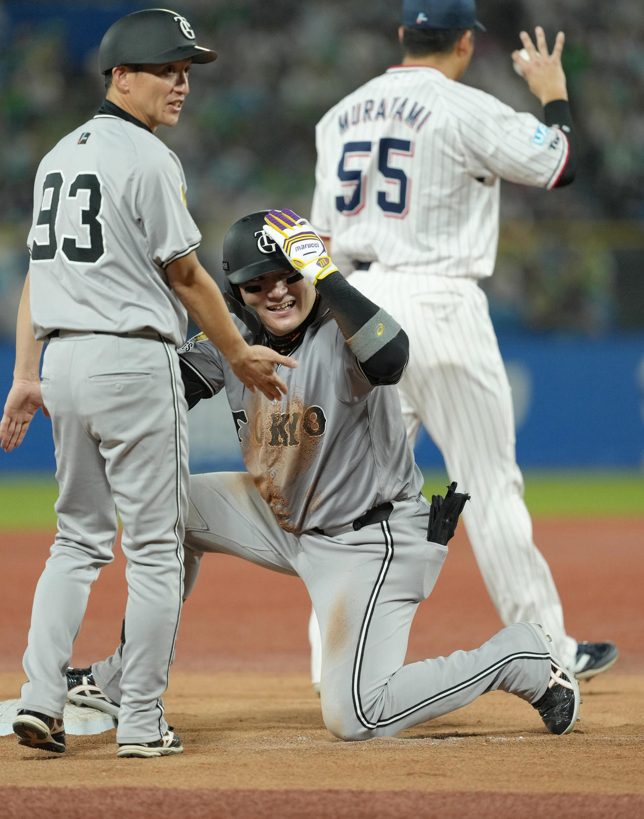 ヤクルト対巨人　7回表巨人1死三塁、右適時三塁打を放ち、サイクル安打を達成させる丸（中央）は、笑顔でポーズをとる（撮影・菅敏）