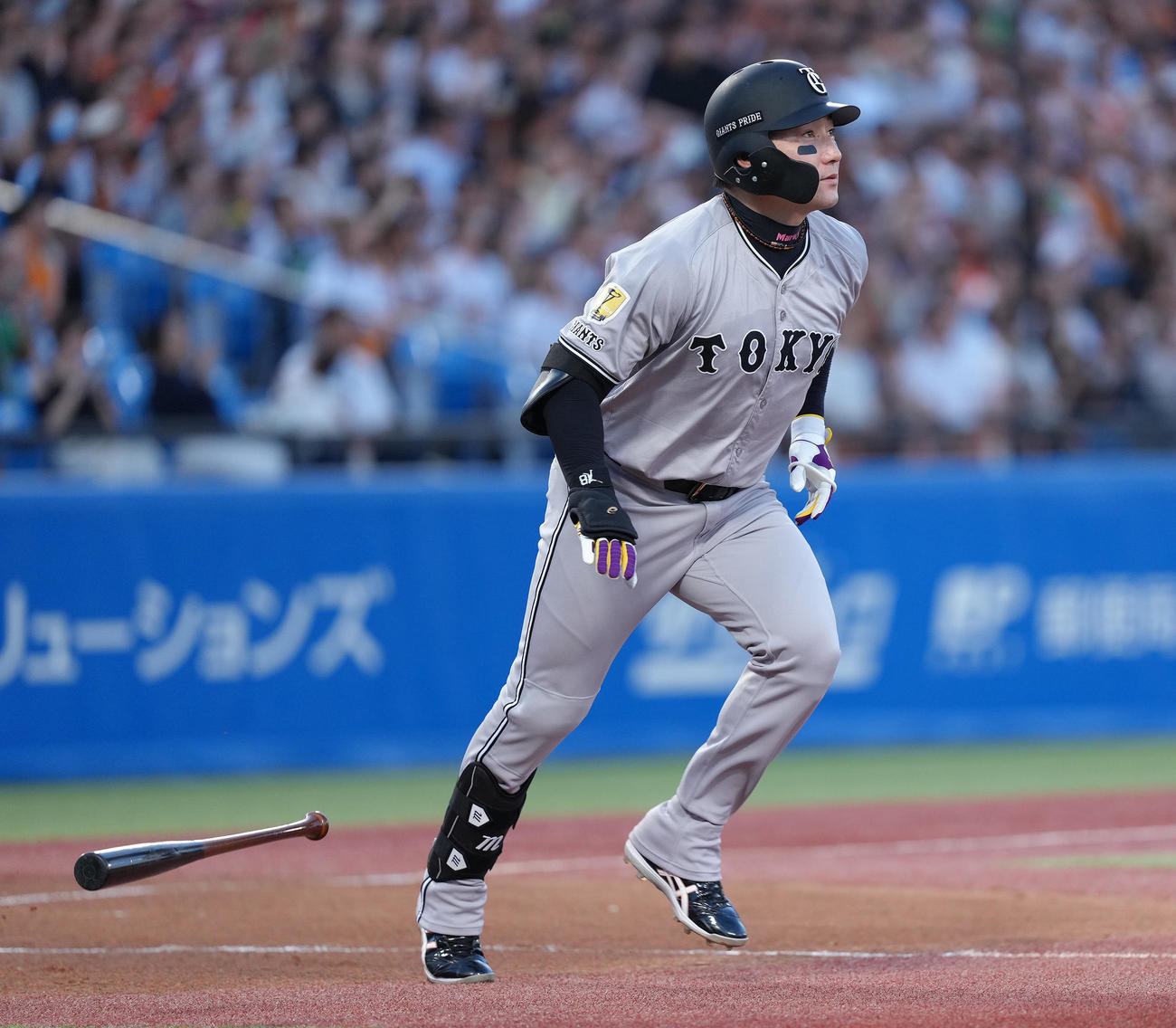 ヤクルト対巨人　1回表巨人1死二塁、丸は右越え2点本塁打を放つ（撮影・足立雅史）