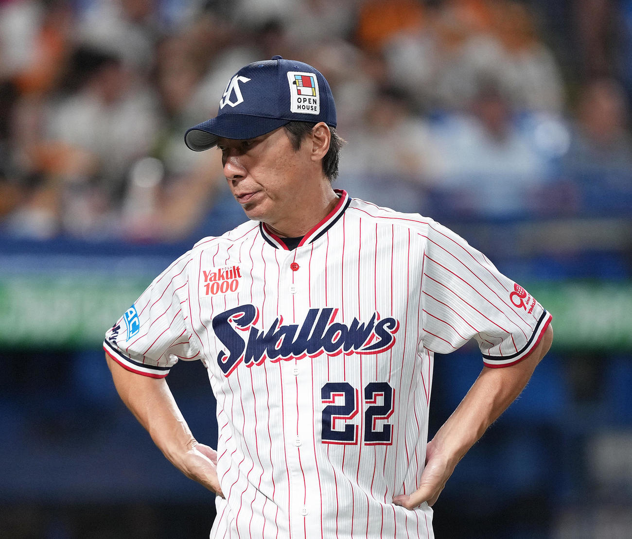 ヤクルト対巨人　5回途中、投手交代を告げ、厳しい表情を見せるヤクルト高津監督（撮影・足立雅史）