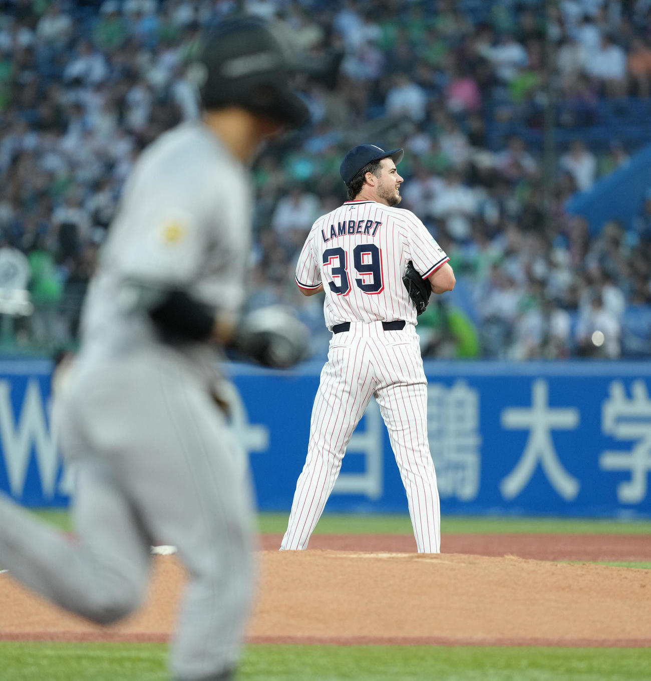 ヤクルト対巨人　2回表巨人無死、中山（手前）にソロ本塁打を打たれ、肩を落とすランバート（撮影・菅敏）
