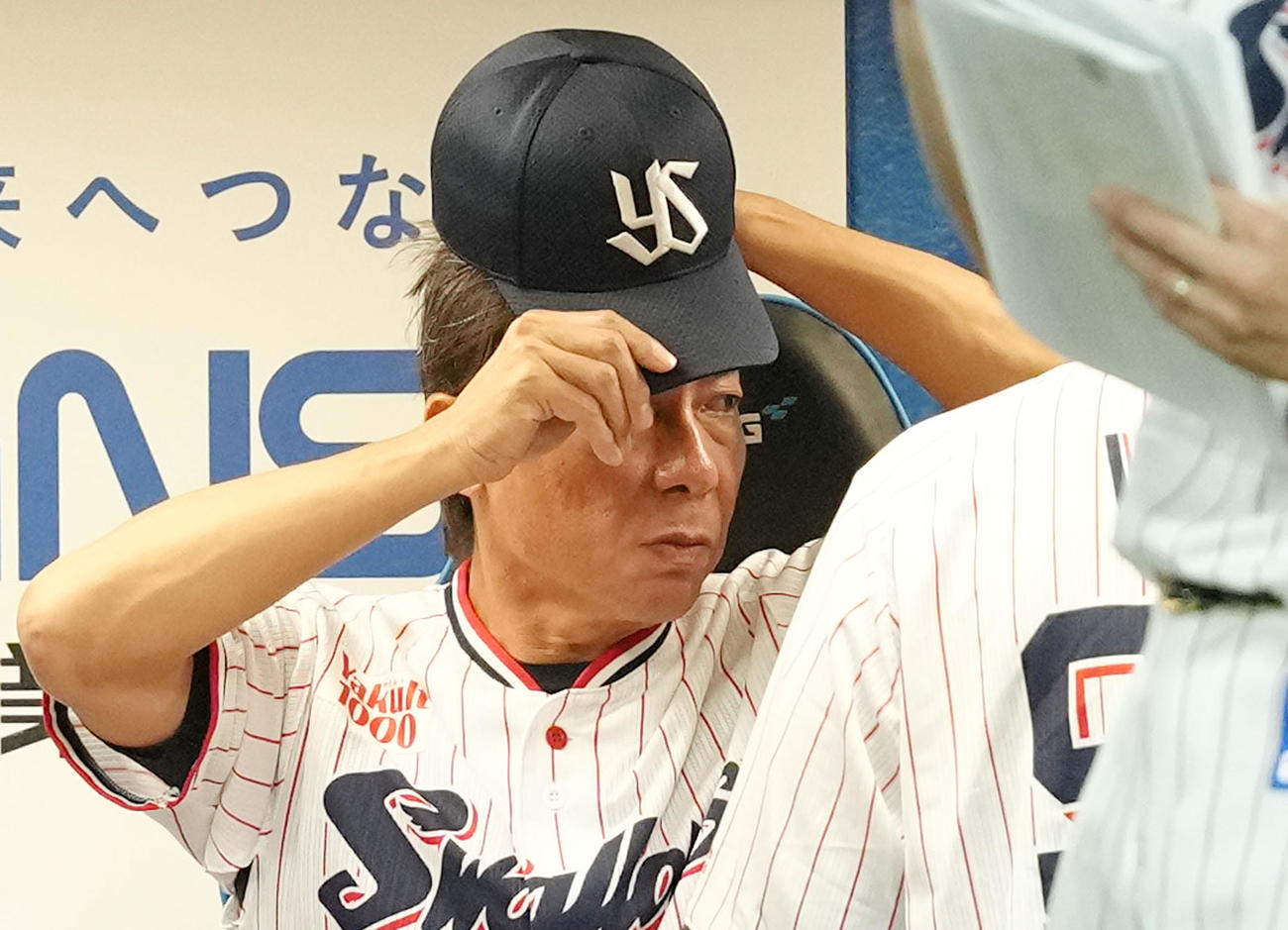 ヤクルト対巨人　ベンチで浮かない表情を見せるヤクルト高津監督（撮影・菅敏）